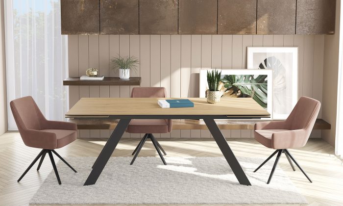 Photo d'une salle à manger avec une collection comprenant une table de repas fermé et chaise. Les meubles présentent des finitions en céramique effet chêne clair et des piétements en métal noir.