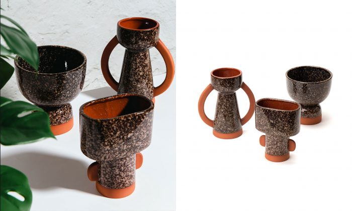 Photo montrant un ensemble de vases, tous fabriqués en terre cuite. Ils sont de couleur terracotta mate avec des touches brillantes marron tachetées. Trois vases de formes variées mais de tailles similaires.