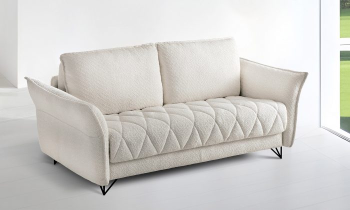 Canapé 2,5 places convertible fermé blanc texturer. Travail de sur picage en forme de losange sur l'assise. Accoudoirs avec un léger angle. Pied en métal fin noir mat.