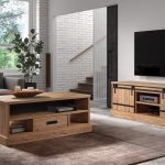 Salon meublé avec un meuble TV et une table basse avec des niches de rangements. Cette collection est en bois chêne clair avec des détails métal noir mat.