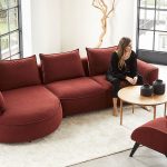 Canapé 2,5 places + chaise longue arrondies. Avec un tissu rouge foncé.